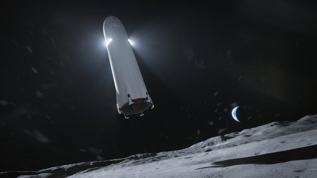 Raketa SpaceX přistávající na Měsíci