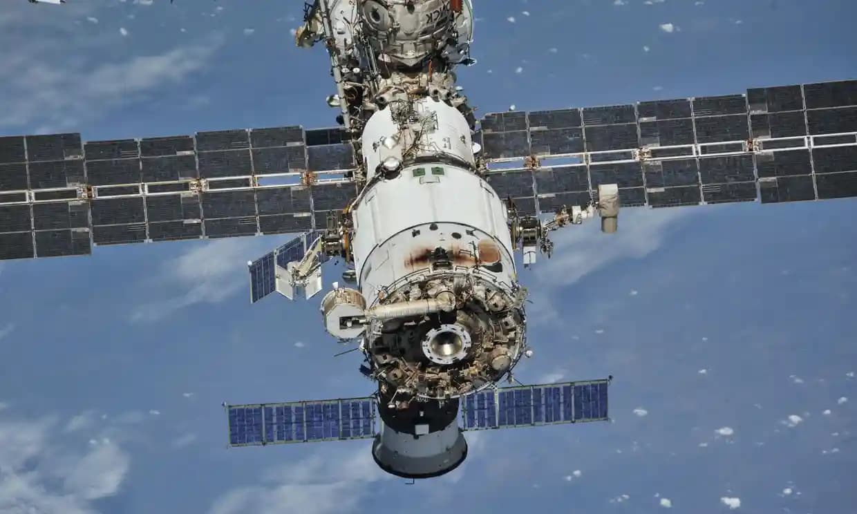 Mezinárodní vesmírná stanice (ISS) v plamenech