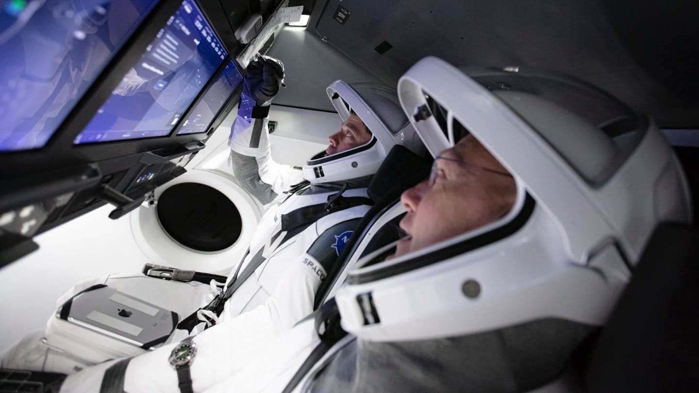 SpaceX a její astronauti ve vesmírné lodi