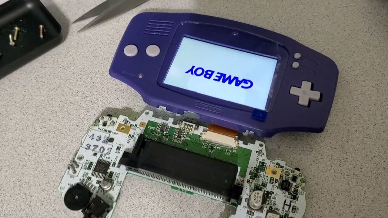 Rozebraný Game Boy