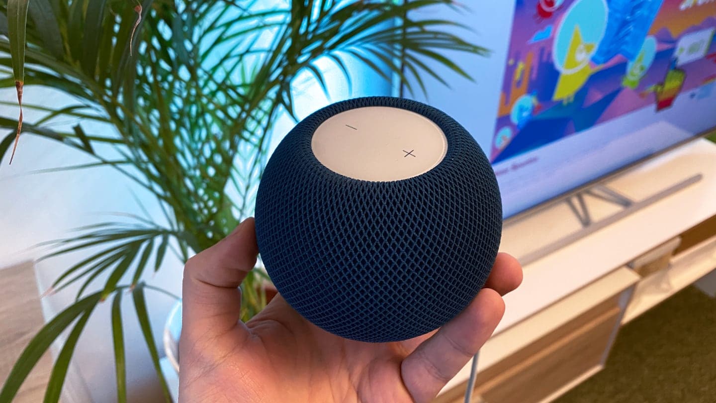 Apple HomePod mini v ruce