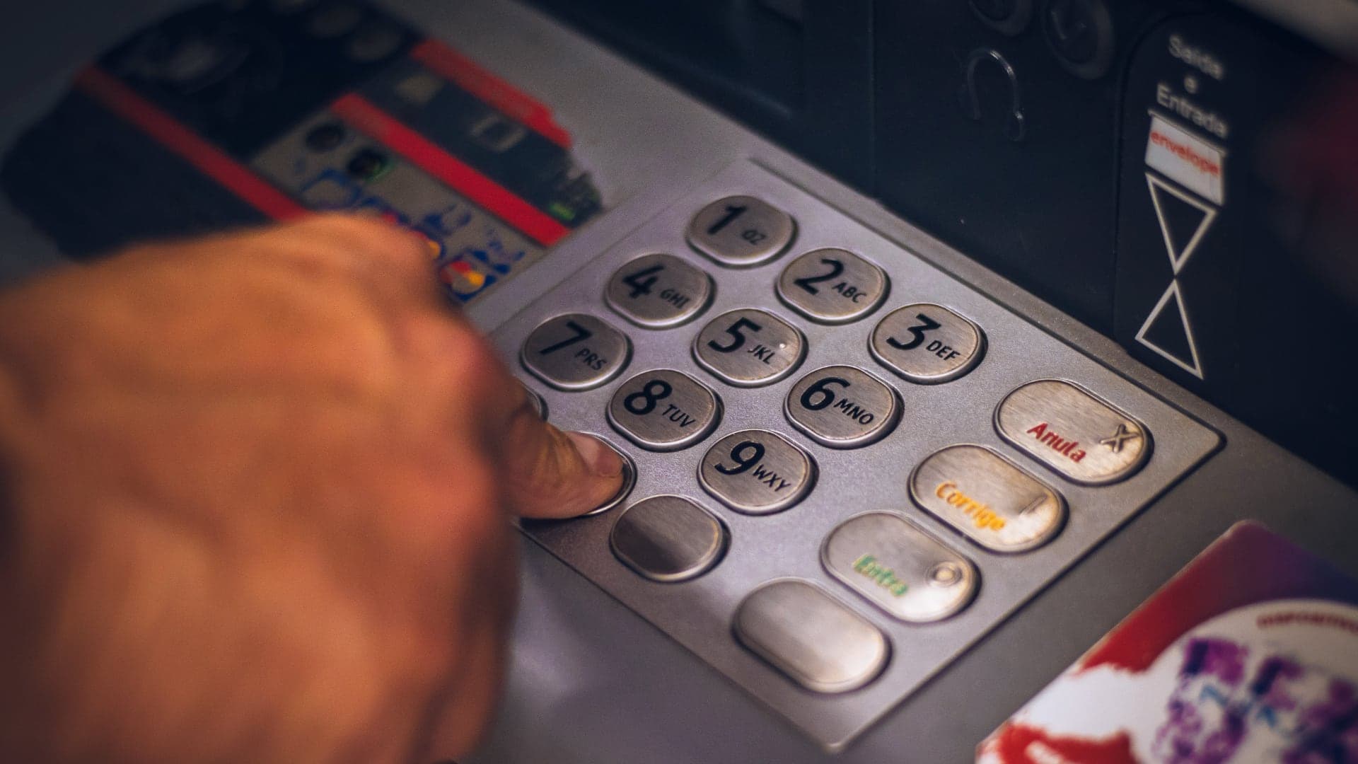 Bankomat a zadávání pin kódu