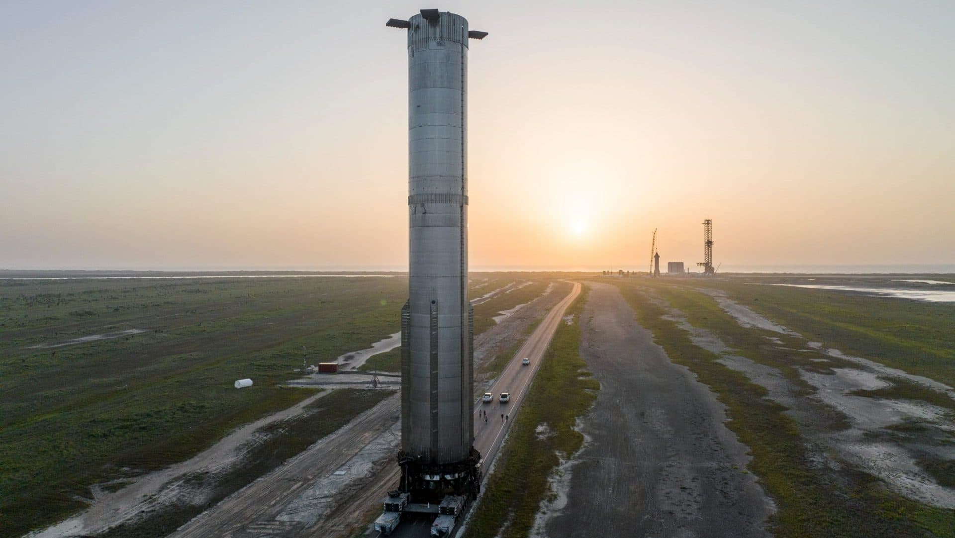 Super Heavy Booster 9 na cestě k odpalovací plošině | foto: Twitter/SpaceX