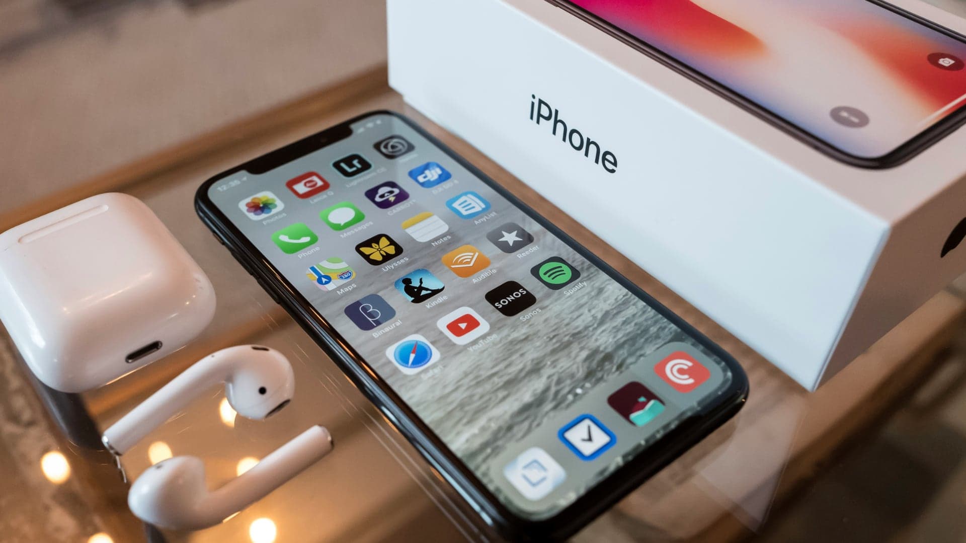 Apple iPhone a prodejní balení | foto: Unsplash