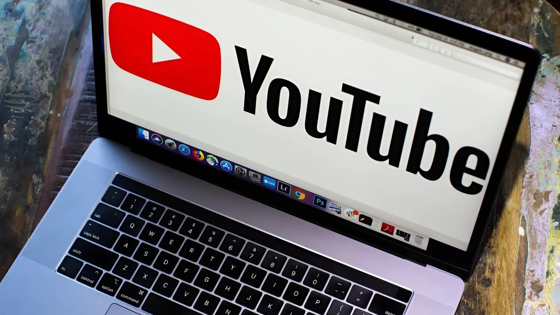 YouTube na notebooku | foto: CNET
