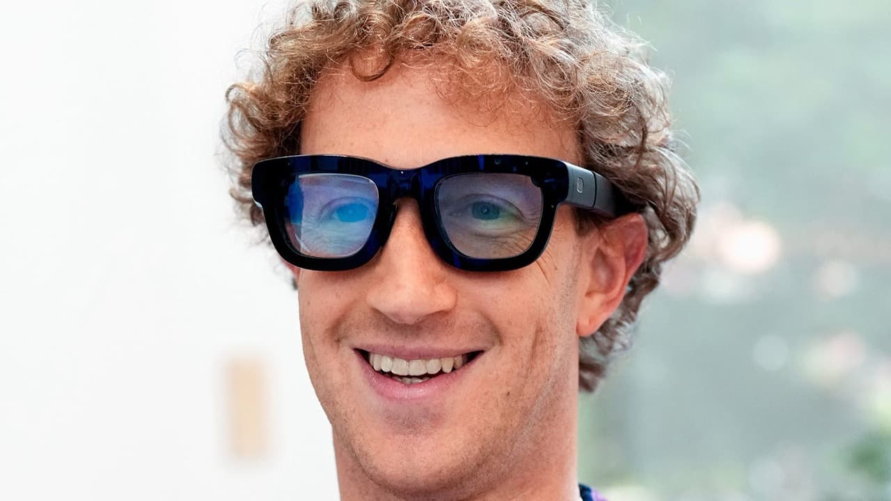 Mark Zuckerberg s chytrými brýlemi | foto: The Media Copilot
