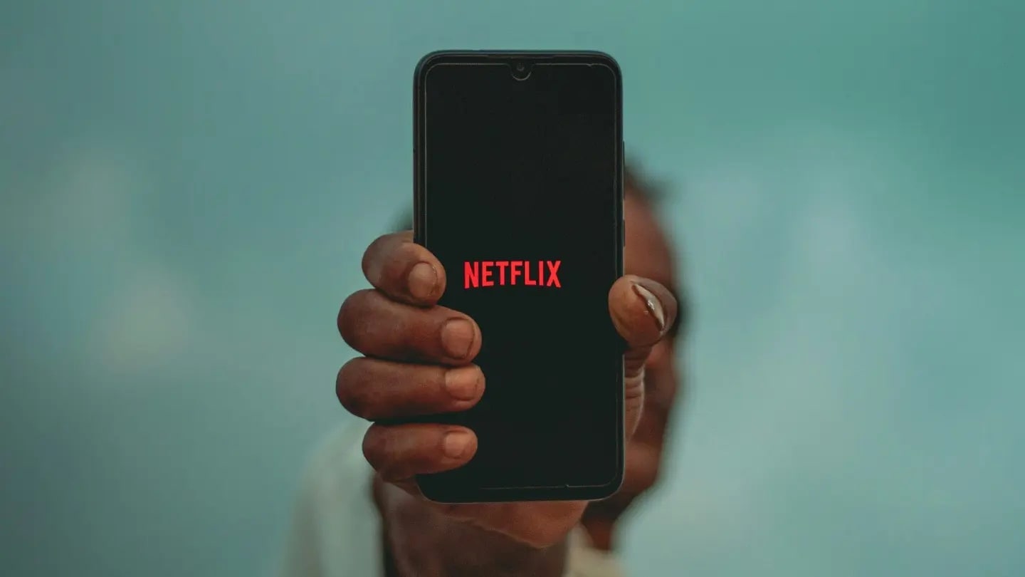 Telefon s Netflixem v ruce | foto: Unsplash