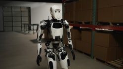 Inspirace Teslou? Mercedes posílá do výroby aut humanoidní roboty