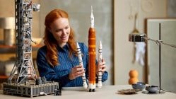 Raketa včetně startovací rampy. Do prodeje jde exkluzivní LEGO model