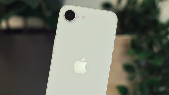 Vysoká cena zájemce neodradila. iPhone 16e se prodává skvěle, i když je drahý