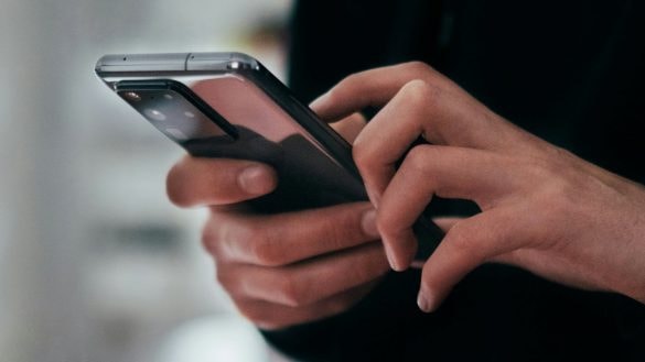 Proč někteří výrobci telefonů slibují až 7 let aktualizací a jiní skončí už po roce?
