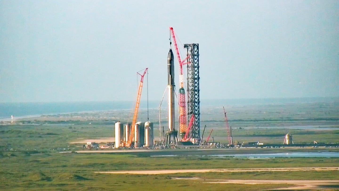 SpaceX spojilo Starship SN20 a Super Heavy Booster 4