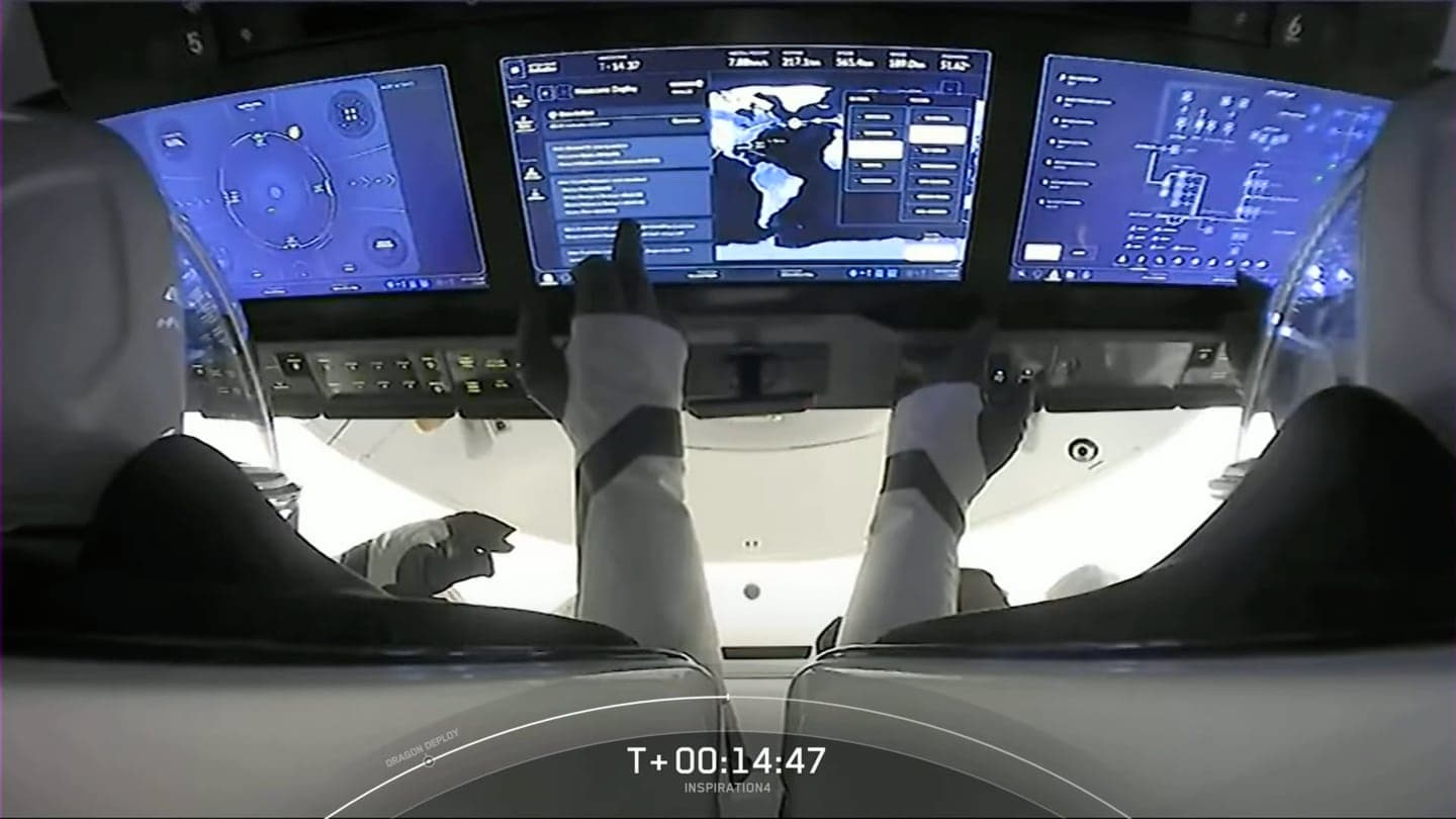 SpaceX Inspiration4 posádka "za volantem"