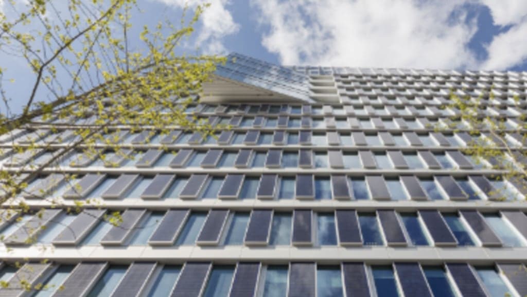Fotovoltaické panely na budově The Edge