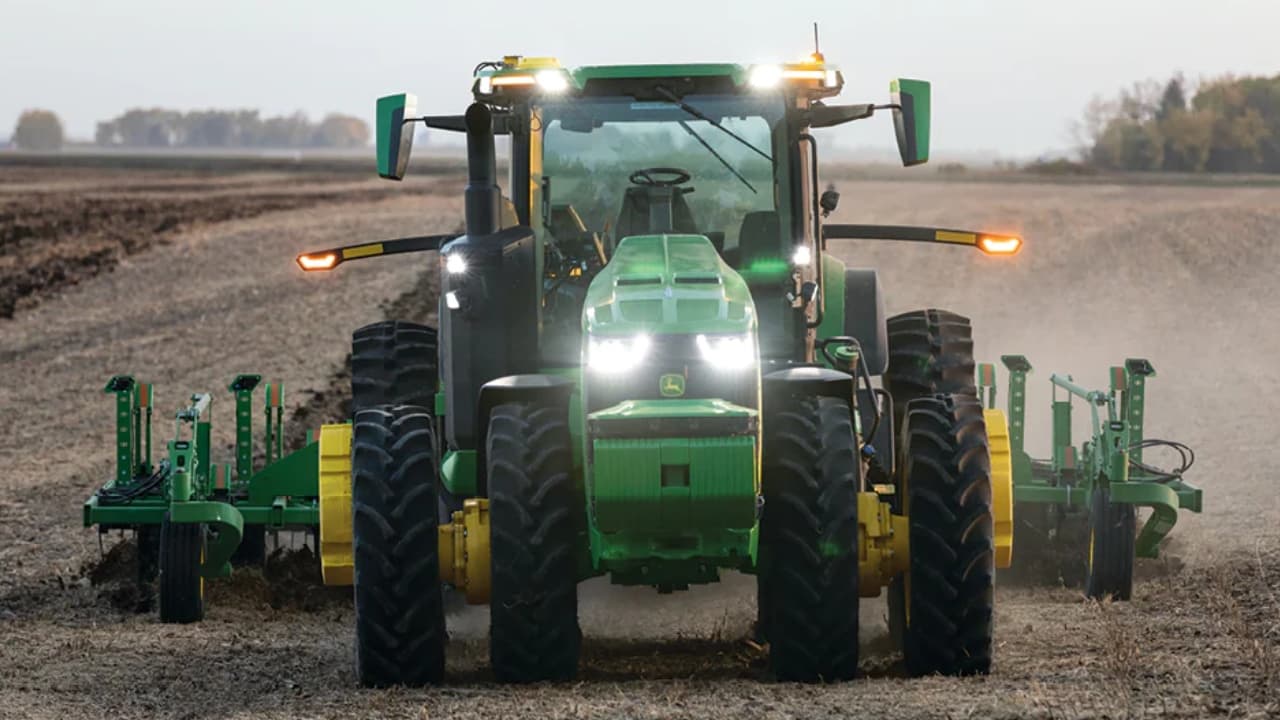 Autonomní traktor John Deere 8R
