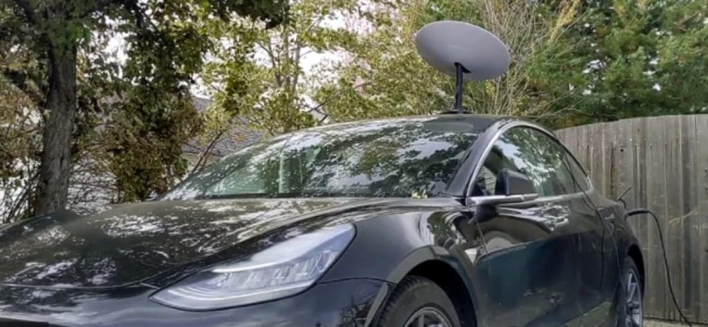 Starlink internet na střeše vozu od Tesly