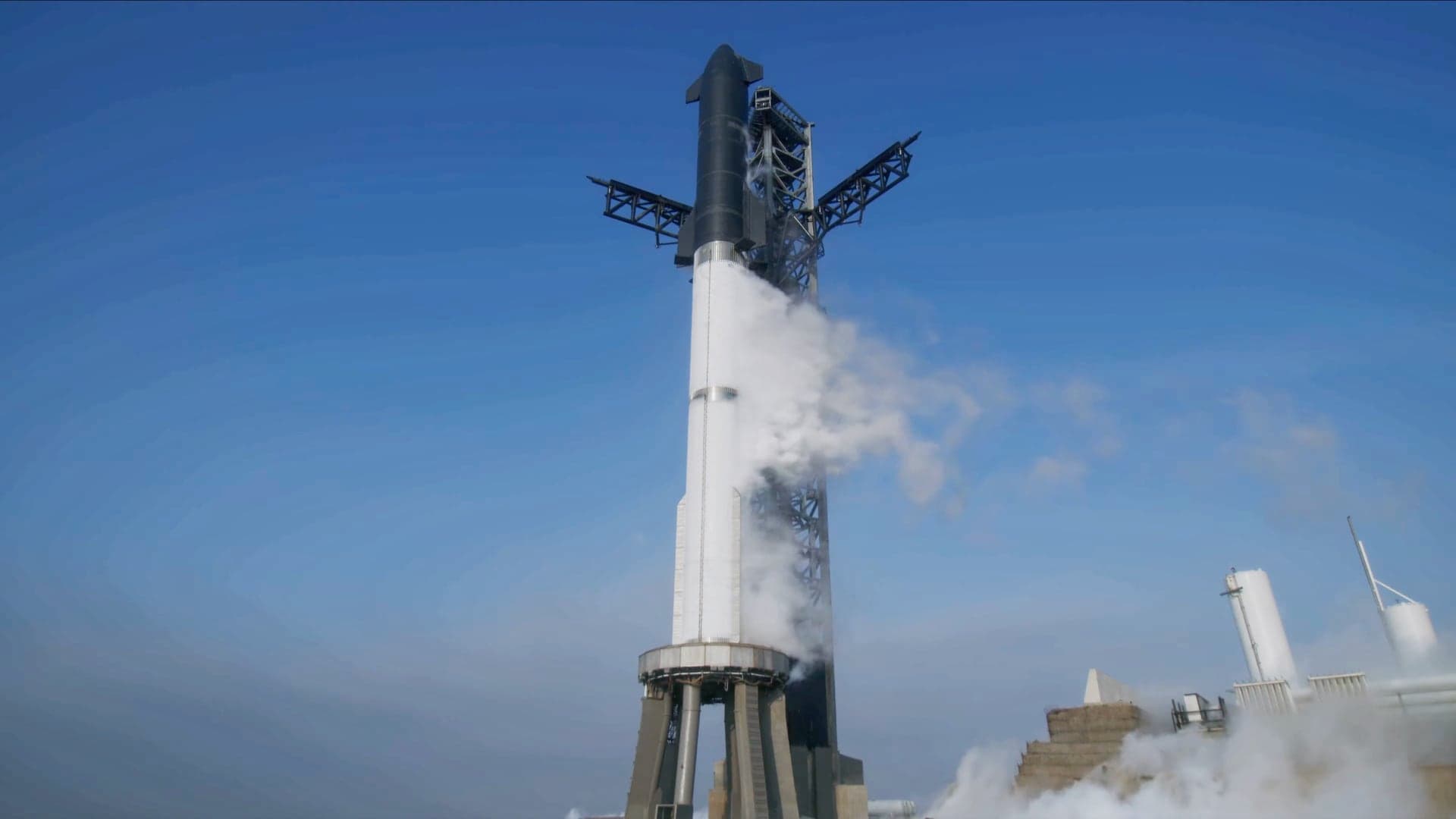 Starship SN24 a Super Heavy Booster 7 jen chvíli před startem