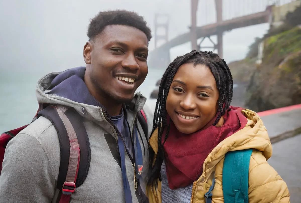 Pár na výletě u mostu