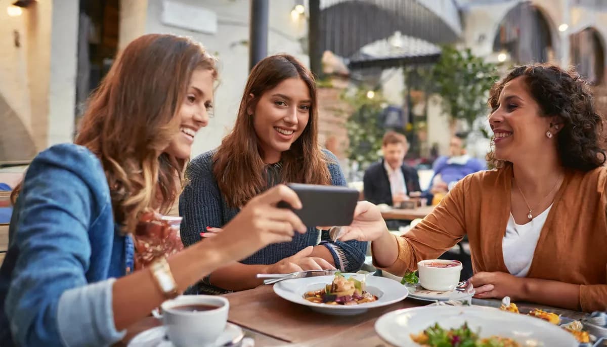 Trojice žen v kavárně