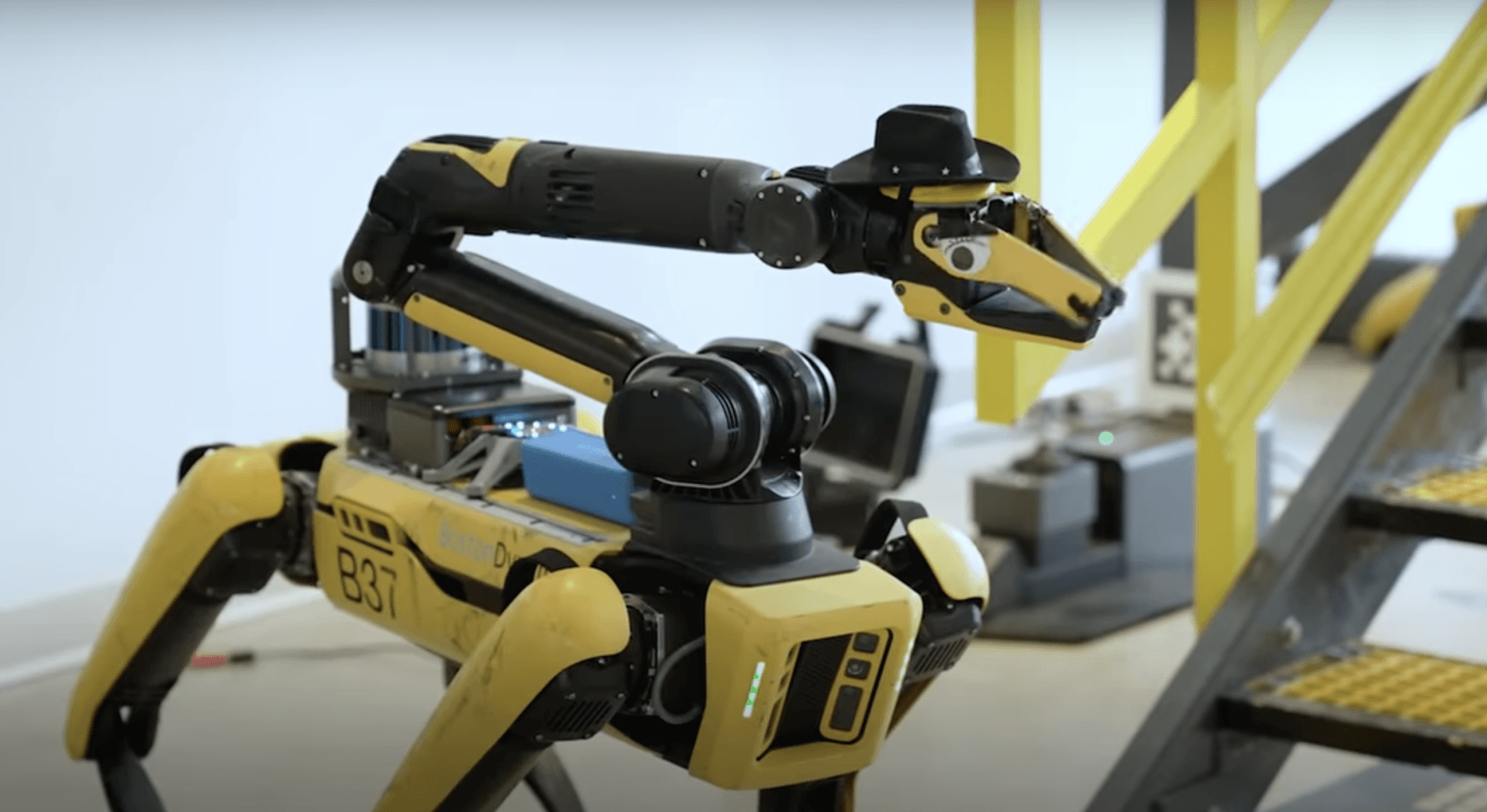 Robotický pes Spot v přestrojení za svou roli