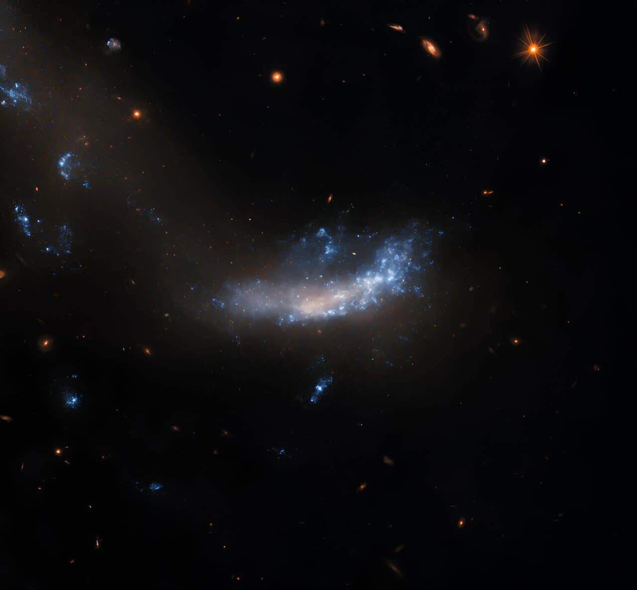 Snímek zbytků vzdálené supernovy SN 2010jl
