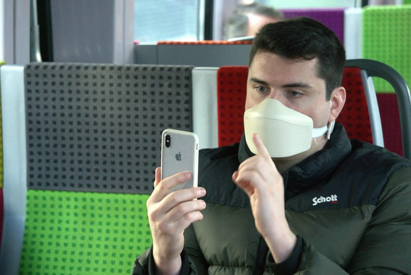 Maska vhodná pro telefonování bez vyrušení