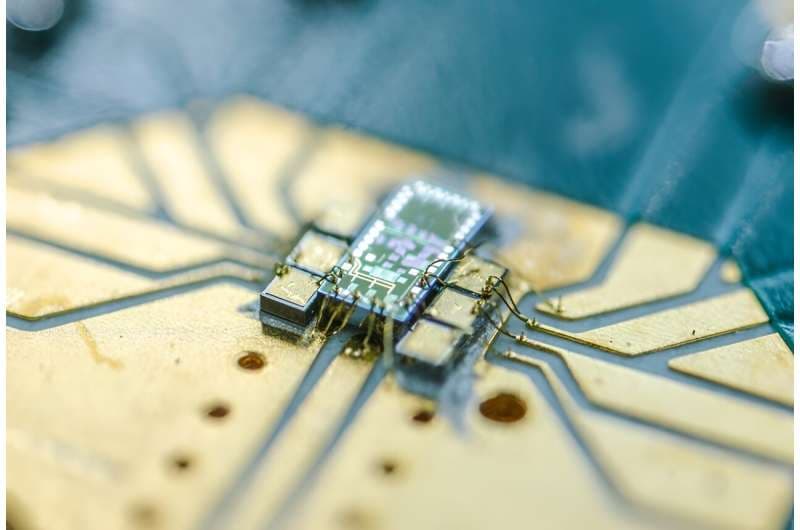 Vědci z Bristolské univerzity učinili mimořádný průlom ve škálování kvantové technologie