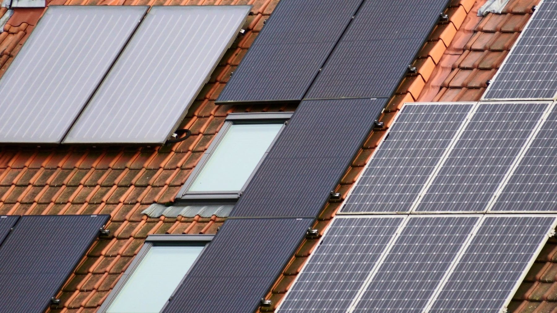 fotovoltaika na strese domu