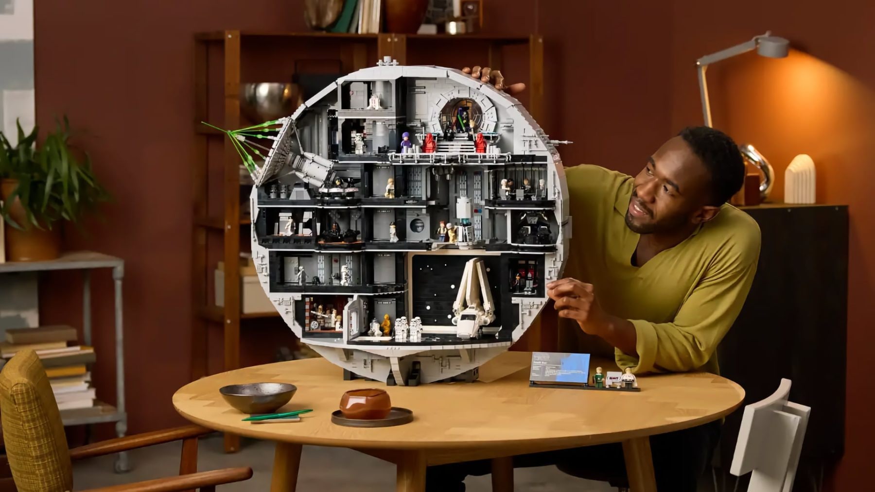 Skládání rekordního modelu LEGO Hvězda smrti | Zdroj: LEGO